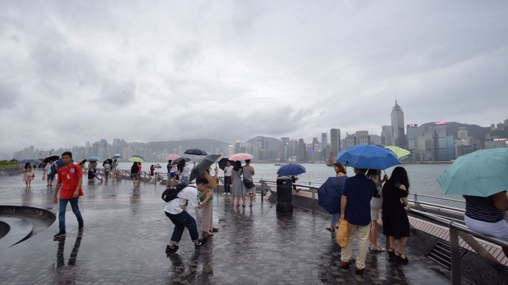 天文台早上一度發出黃色暴雨警告。(資料圖片)