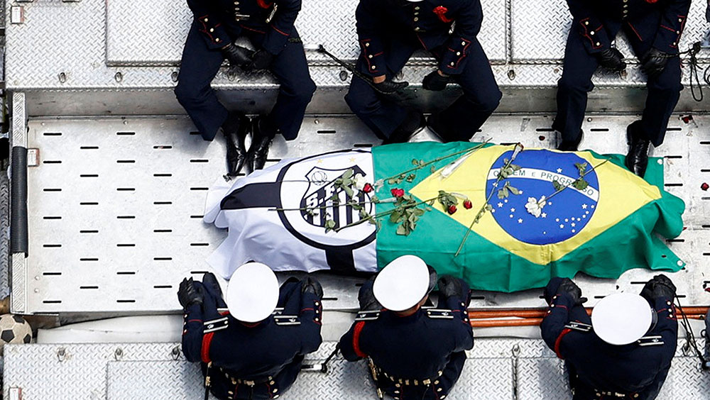 巴西球王比利灵柩被送离山度士主场维拉贝尔米罗运动场。路透