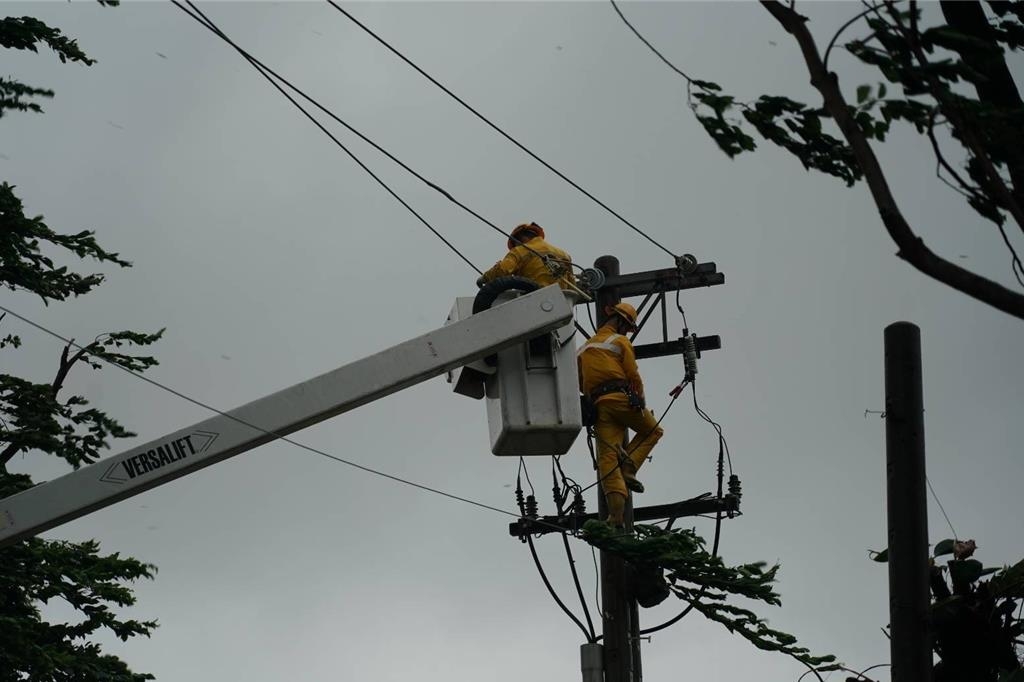 高雄累計已破11萬戶大停電，台電人員緊急強修。（台電資料照片）