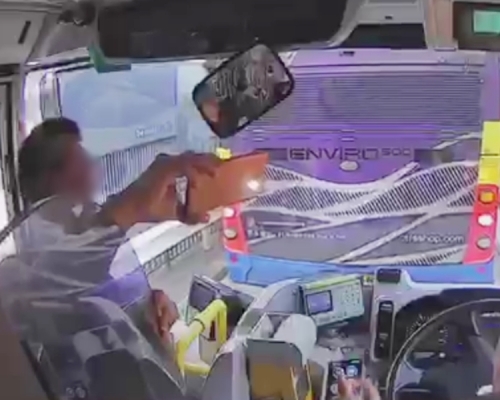 男子取出電話拍下車長的樣貌。facebook