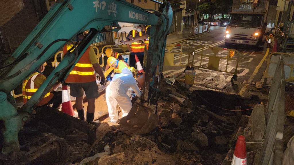 水務署人員漏夜搶修。黎志偉攝