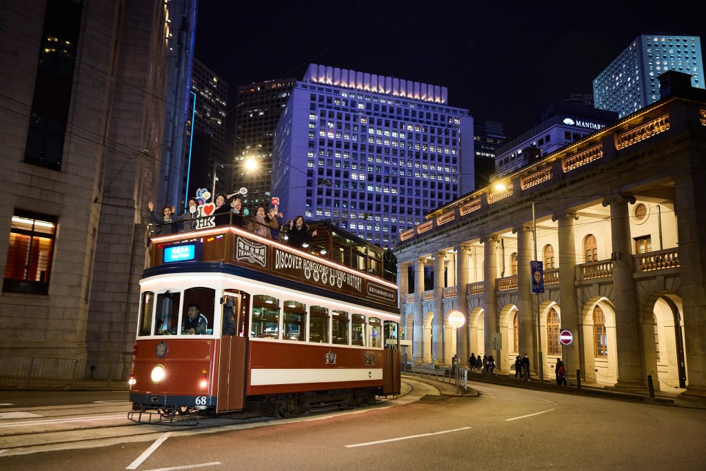 乘坐怀旧电车观赏香港夜景。