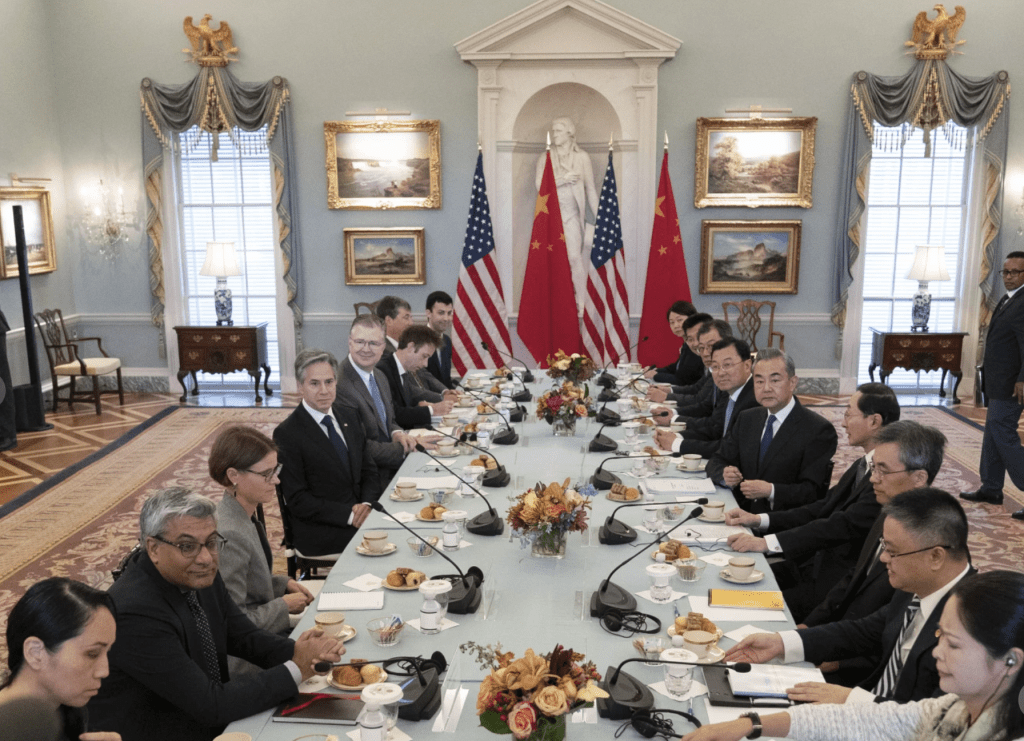 2023年10月27日，王毅与布林肯举行第二次会晤。美联社