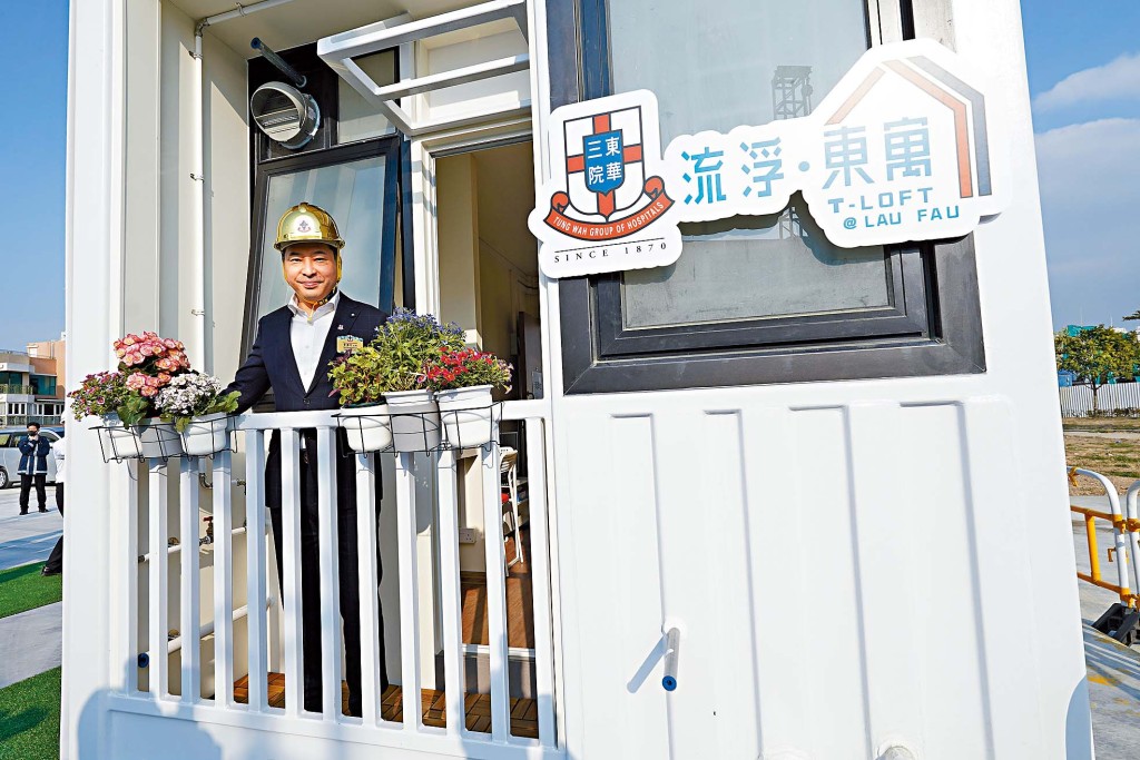 華三院主席韋浩文參觀房屋局資助的《流浮·東寓》的小露台設計。 華三院主席韋浩文參觀房屋局資助的《流浮·東寓》的小露台設計。