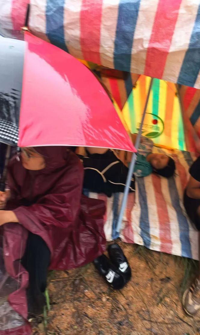 廣西橫州遭洪水淹沒，逾300災民在學校避險，超過24小時未進食。