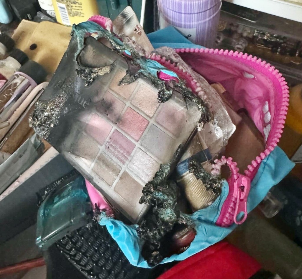 從上載的相片見到，不但尿袋外殼 燒焦，遺下大堆灰燼，還波及桌上 其他物品，包括事主的化妝品。Threads截圖