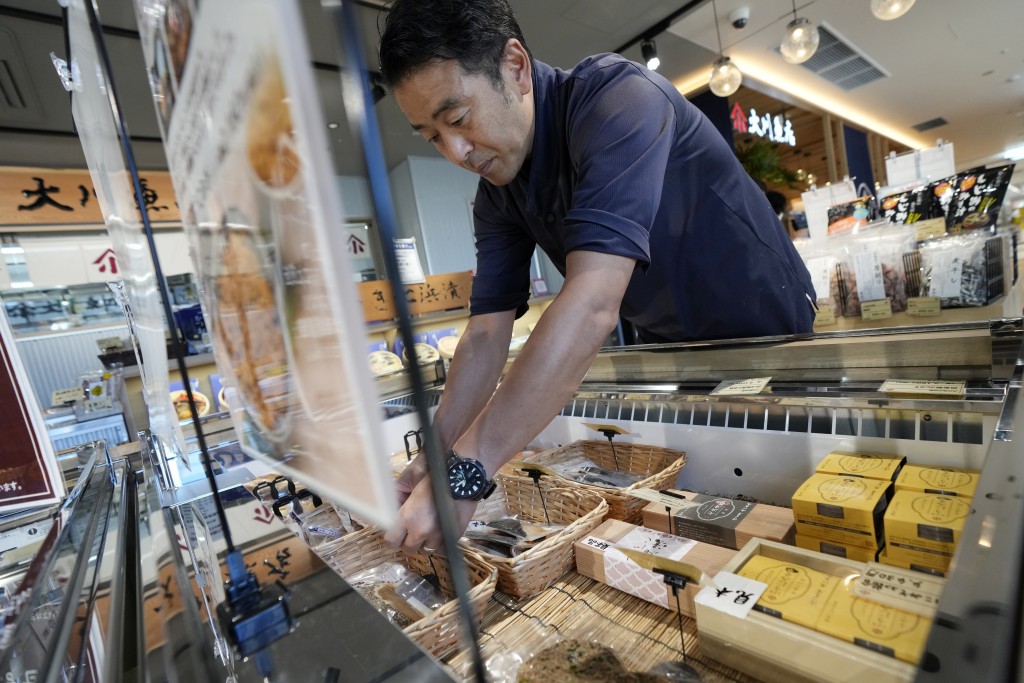 日本福島漁市場上周五（25日）進行拍賣，除大型比目魚售價下跌外，多數漁獲價格和平時差不多。（美聯社）