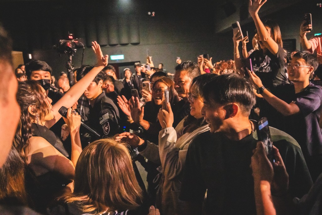 Kay走下舞台穿越觀眾區,與歌迷超近距離握手互動。 Kay走下舞台穿越觀眾區,與歌迷超近距離握手互動。