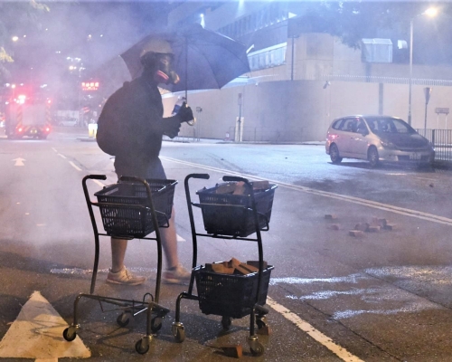 禁蒙面法凌晨過後正式生效。