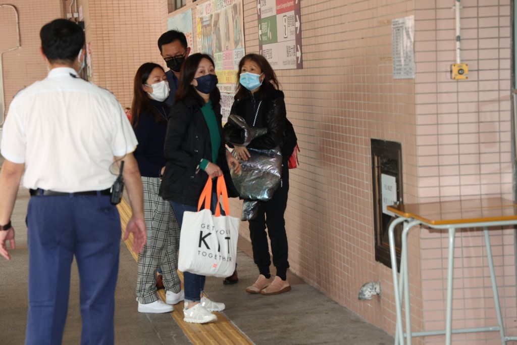 王雁芝终在郑启泰妹妹Fiona陪同下抵达医院见医生。