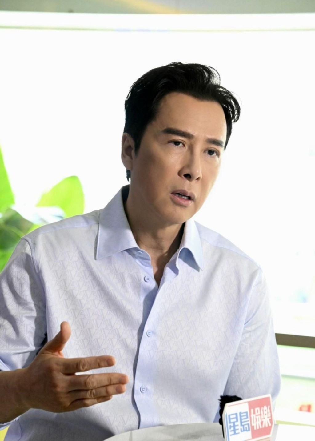 甄子丹（28日）向香港各界扶貧會捐款100萬港元支援災民。