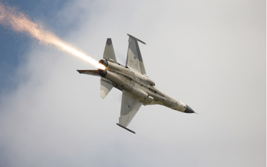 台灣空軍IDF戰機表演時空中漏油起火。