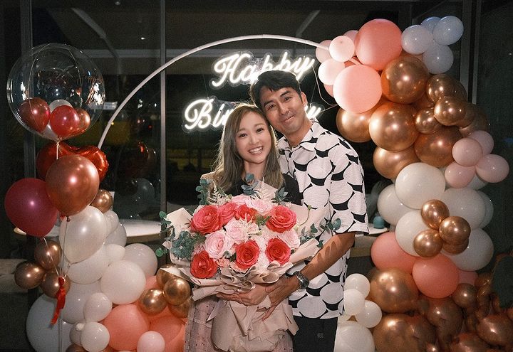 黃美棋8月時在IG宣布獲男友鍾健威求婚！