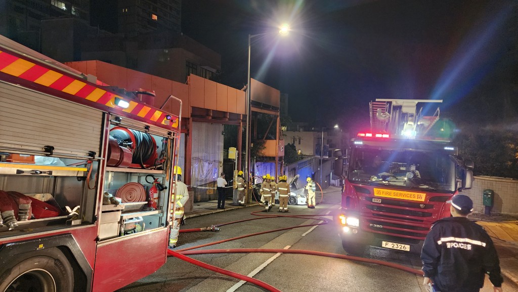 消防到場將火救熄。黎志偉攝 消防到場將火救熄。黎志偉攝