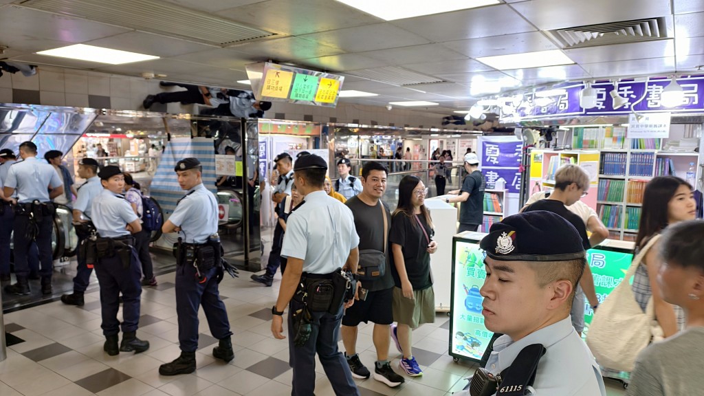 警員在葵涌廣場高調巡查。徐裕民攝 警員在葵涌廣場高調巡查。徐裕民攝
