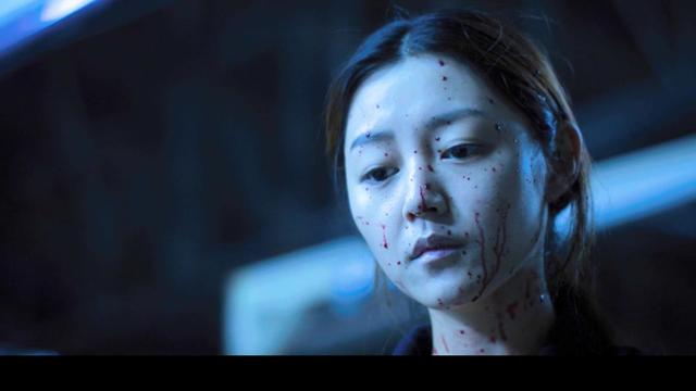 Michelle近日在《晚吹-總有一瓣喺左近》親述早年於大馬拍鬼片《雙魂》(圖)時,在廢棄大宅遇瓶子無突倒下的恐怖經歷。 Michelle近日在《晚吹-總有一瓣喺左近》親述早年於大馬拍鬼片《雙魂》(圖)時,在廢棄大宅遇瓶子無突倒下的恐怖經歷。