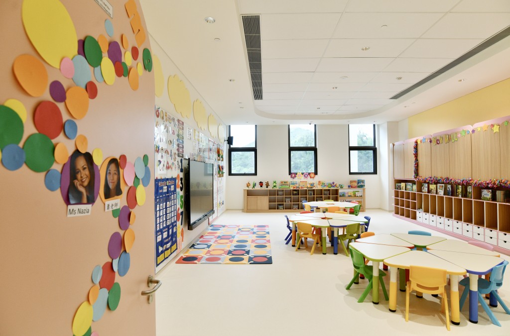 安基司學校附屬國際幼稚園暨幼兒園提倡愉快學習，鼓勵幼兒之間互相合作，共同成長。