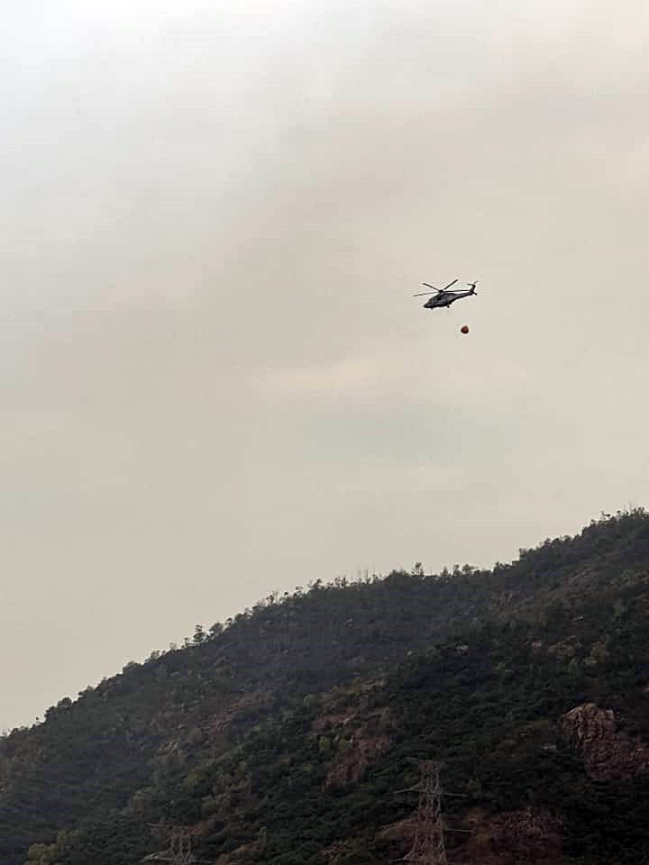 飛行服務隊直升機在空中投擲水彈。網圖