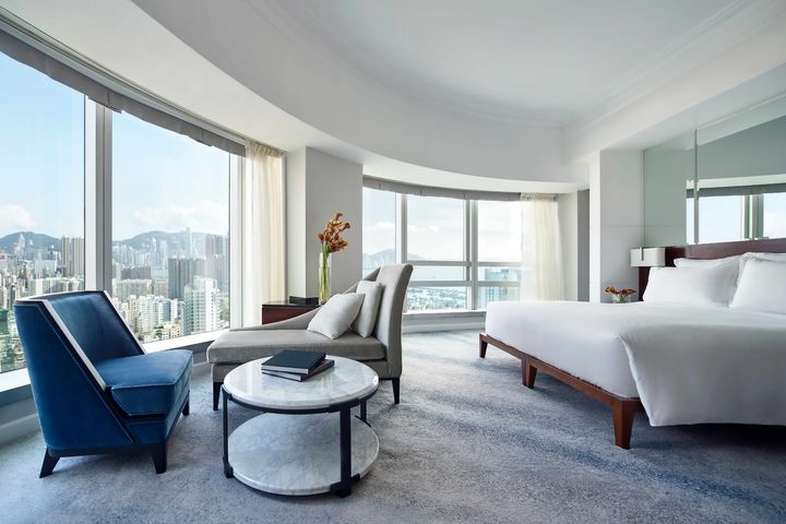 入住香港康得思酒店的全景商務客房，每晚1,550港元起。