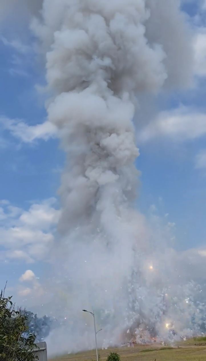 江蘇連雲港銷毀非法煙花時突爆炸，隔籬市570戶牆裂玻璃碎。
