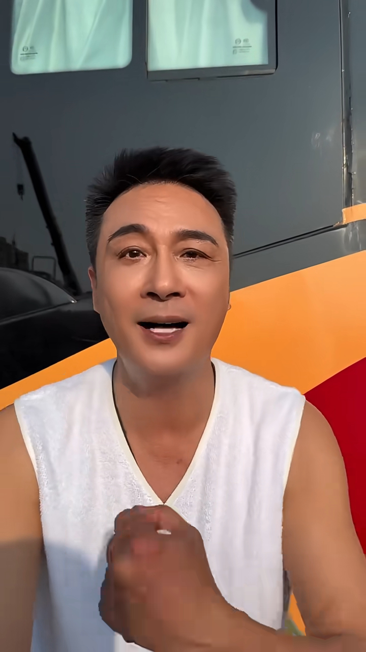 吳鎮宇於最新的影片中驚現大細眼。 吳鎮宇於最新的影片中驚現大細眼。