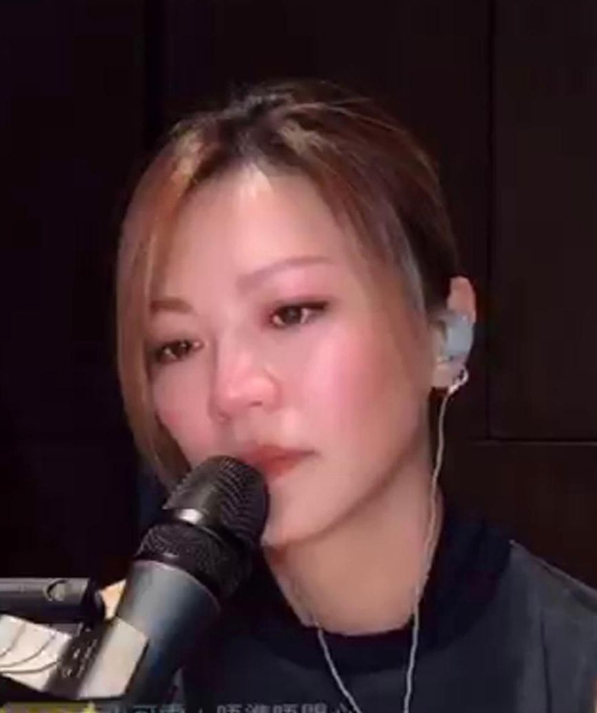 康子妮之前做直播期間,一時間悲從中來爆喊。