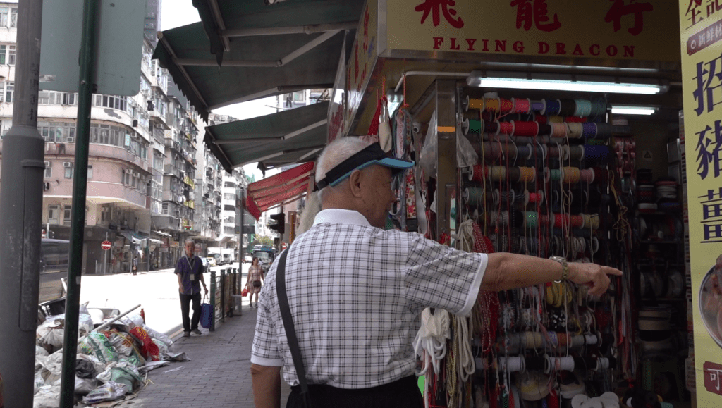 市民趙先生表示，這堆垃圾曾經放在後巷邊緣位置已經好幾個月。