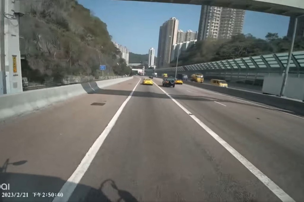 短短5秒內兩跑車已絕塵而去。fb車cam L（香港群組）影片截圖