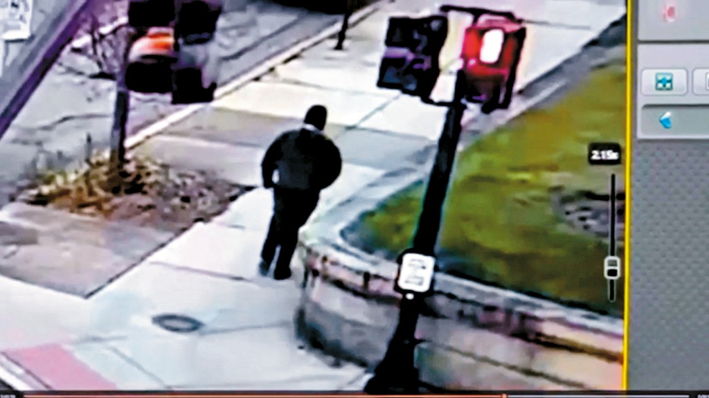 監控畫面顯示疑犯離開槍擊現場後沿街行走。