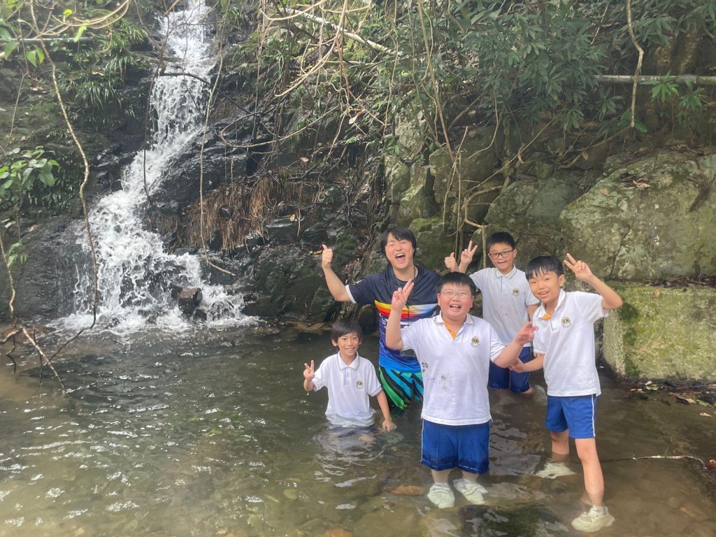獅子會何德心小學走出課室，提供攀山涉水的戶外課堂，讓學生學懂不同知識。(受訪者提供)