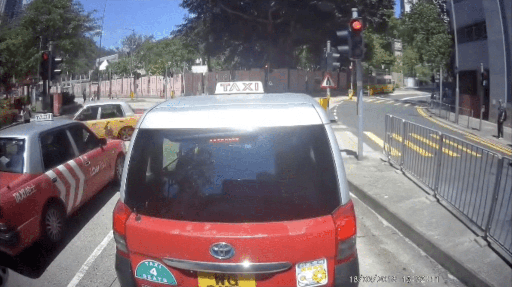 的士失控直衝向彩霞道近休憩處一帶行人路。Facebook群組 車cam L(香港群組)影片截圖 的士失控直衝向彩霞道近休憩處一帶行人路。Facebook群組 車cam L(香港群組)影片截圖