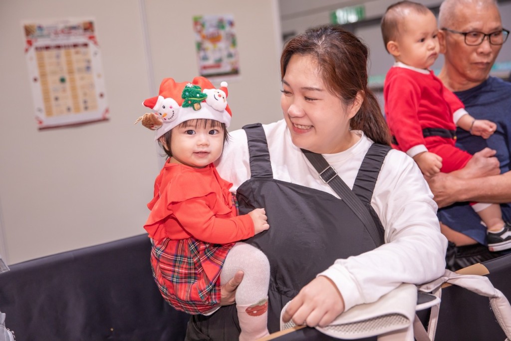 一家人開心參賽，聖誕打扮更充滿節日氣氛。