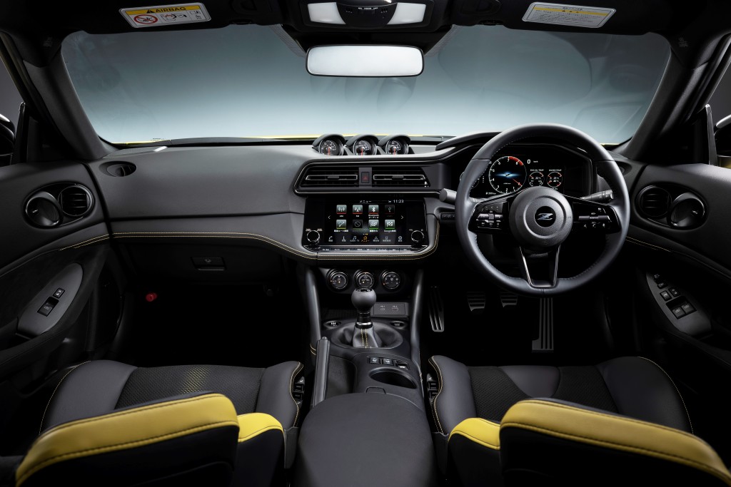 ■全數碼化車廂設計保留 三圓形實體儀錶傳統。