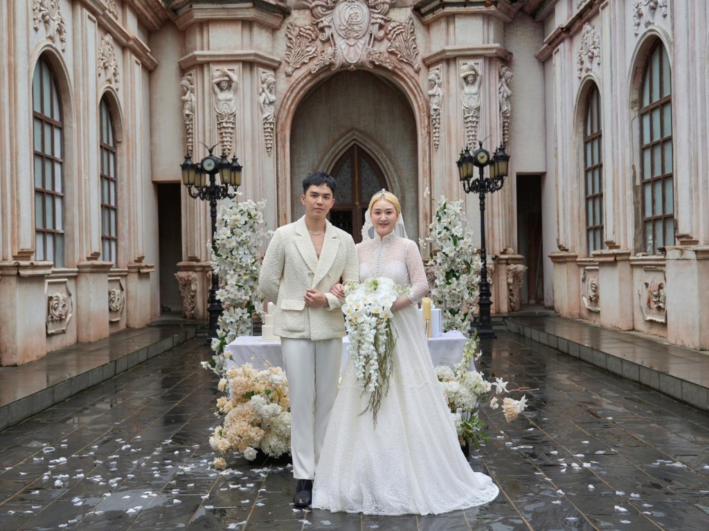 梁兆楹穿上一套企領修身婚紗拍照。