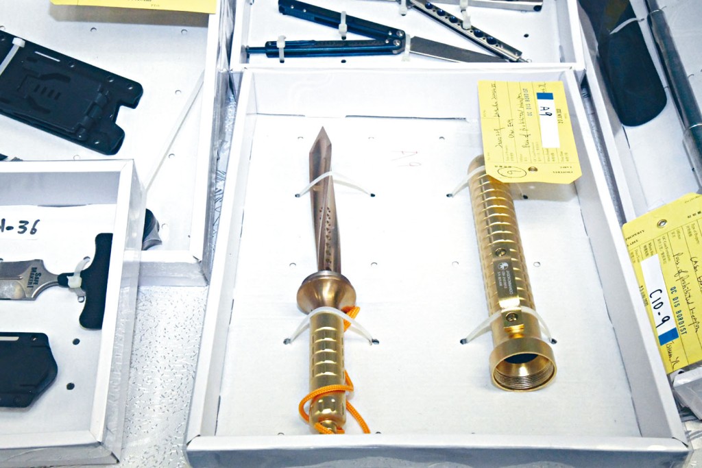 呈螺旋形的放血劍。