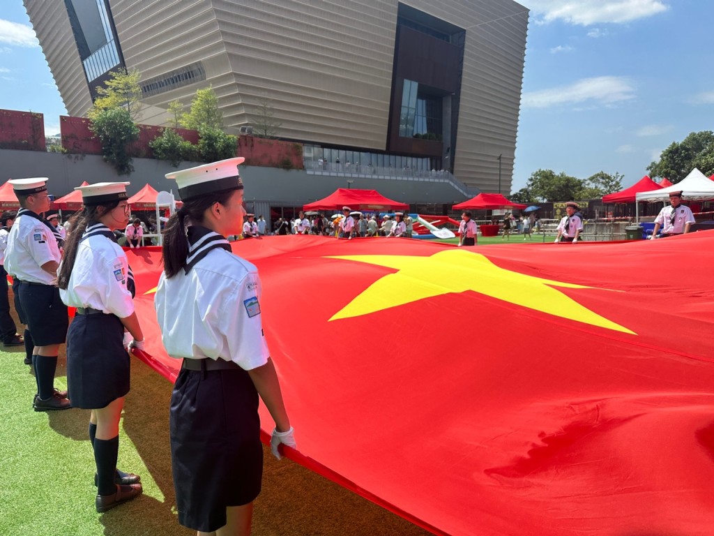 36名香港童軍進行國旗與區旗的展旗禮。常彧璠攝