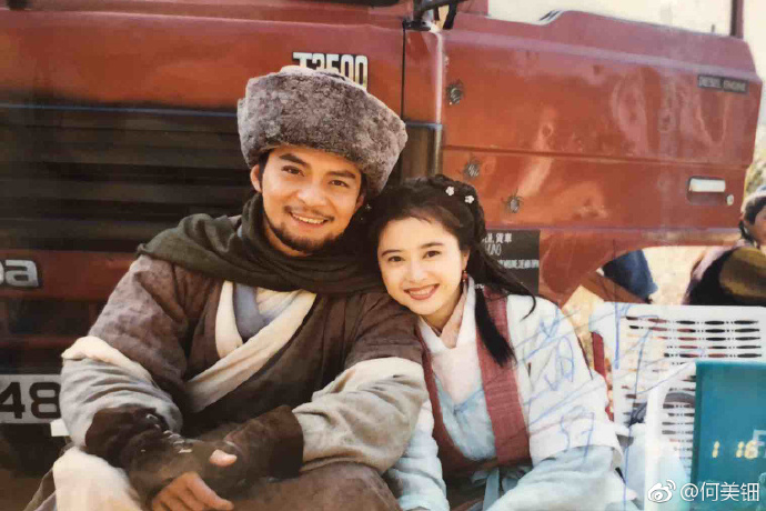 何美鈿（右）曾參演1996年TVB版《笑傲江湖》。