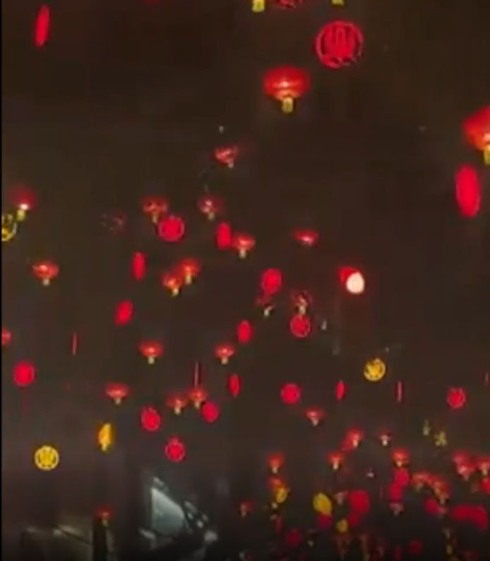為慶祝，各地紛紛掛起紅燈籠。 網片截圖