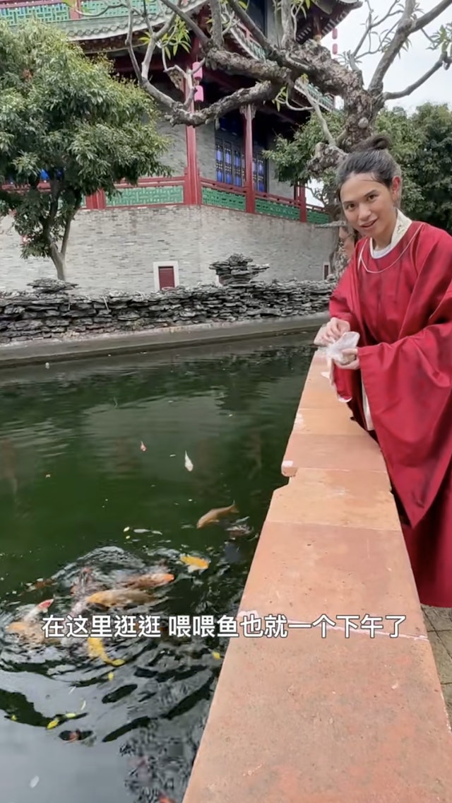 霍詠盈、胡智略與胞姊霍詠詩(Christine)一同穿著漢服出鏡,泛舟體驗傳統文化,其後又入住當地的大酒店,並到訪霍英東紀念館,另外霍詠盈亦在番禺觀光了童年時曾玩耍的公園。 霍詠盈、胡智略與胞姊霍詠詩(Christine)一同穿著漢服出鏡,泛舟體驗傳統文化,其後又入住當地的大酒店,並到訪霍英東紀念館,另外霍詠盈亦在番禺觀光了童年時曾玩耍的公園。