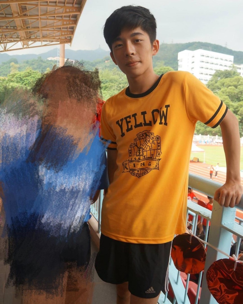 跟好多女生合照。