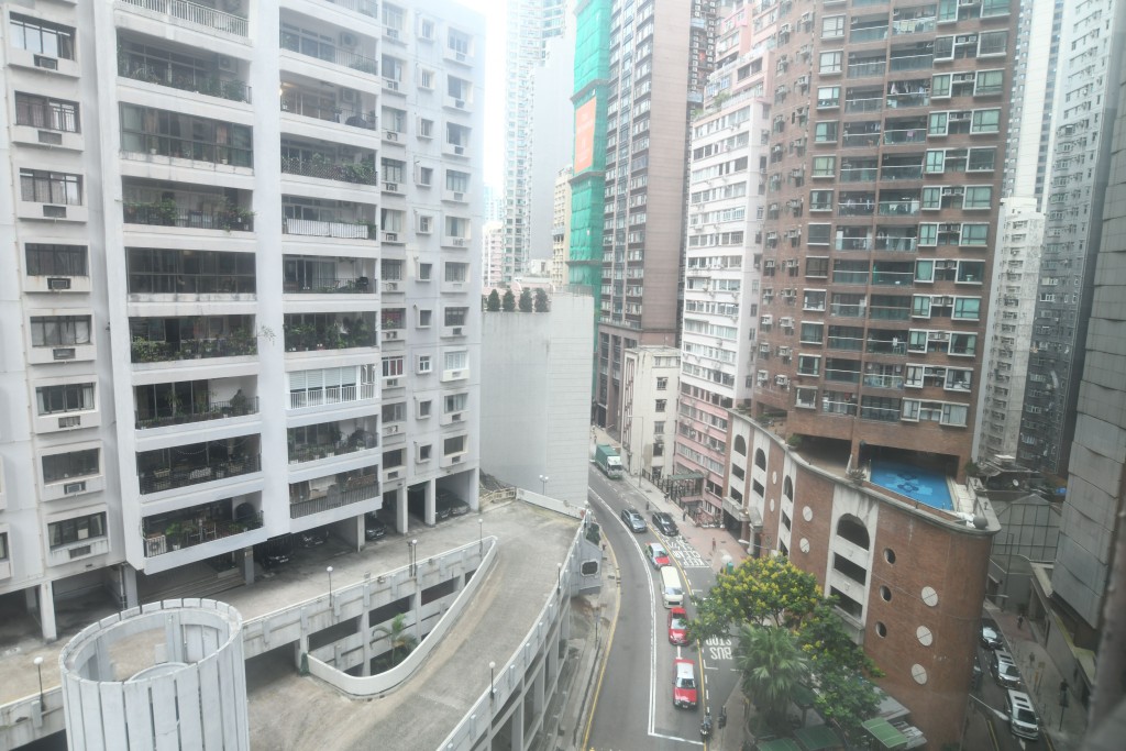 从单位外望物业附近楼景。