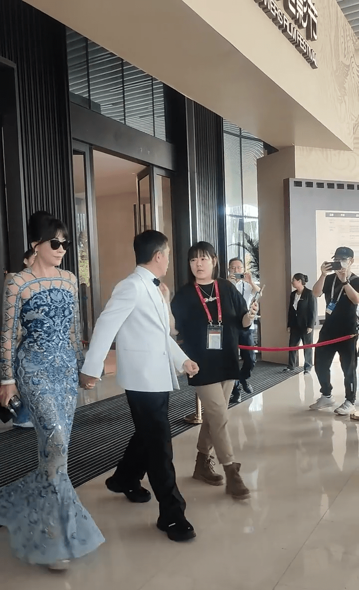 梁朝偉與劉嘉玲從酒店登上大會小巴的影片在網上流出。