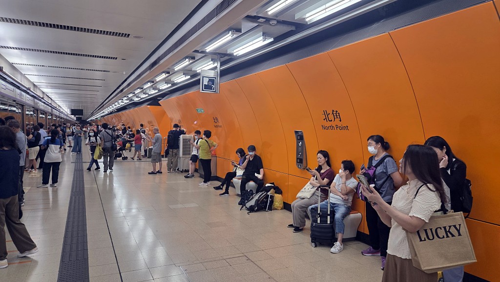 港鐵北角站月台不少乘客滯留。 港鐵北角站月台不少乘客滯留。