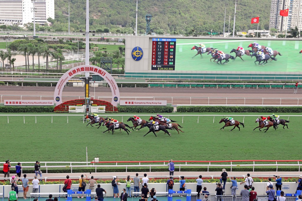 香港赛马会将于本周六（7月1日）在沙田马场举行「香港共庆回归赛马日」，并于当日让市民免费进入马场公众席。马会图片