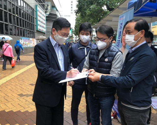 薛永恒（左一）親自到民建聯街站簽名支持。