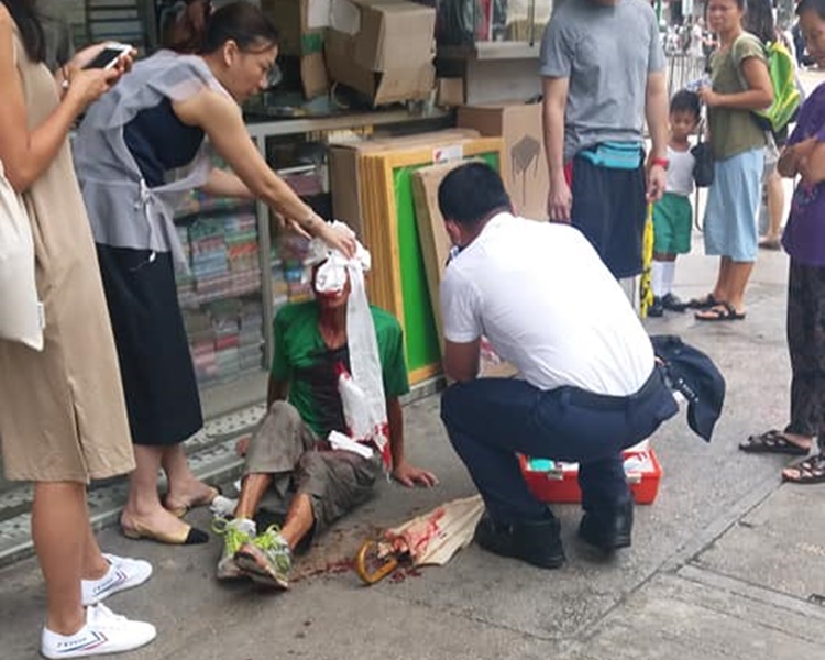 救護員到場為男子包紮後送院。圖:網民陳寶寶 香港突發事故報料區