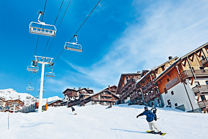 ●镇内由多条滑雪道包围，随时可享滑雪乐。