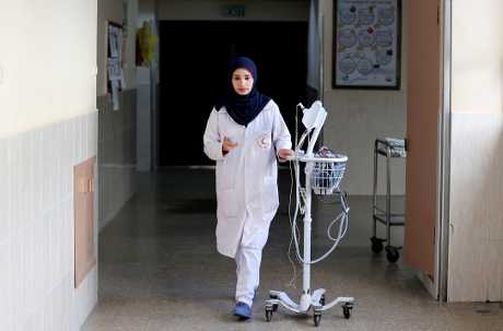 加沙希法醫院護士在院內工作。路透社資料圖片
