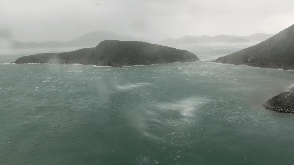 海面湧浪不絶 海面湧浪不絶