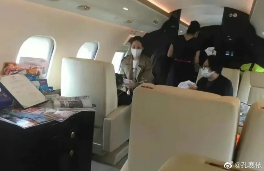 早前有內地網民捕獲久未露面的郭碧婷（卡其色外套女）乘私人飛機返香港，更指她臉容有些憔悴。  ​